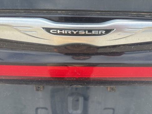 Used 2023 Chrysler Pacifica Touring-L image 14