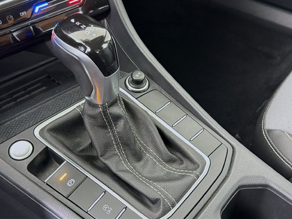 Used 2025 Volkswagen Jetta SE FWD image 19