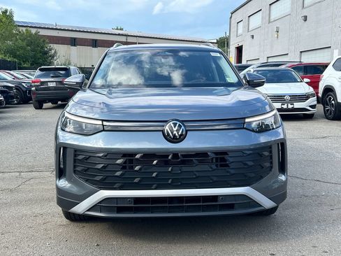 Used 2025 Volkswagen Tiguan SE w/ Panoramic Sunroof Package AWD/4WD image 6