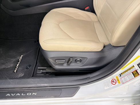 Used 2019 Toyota Avalon Limited FWD image 14