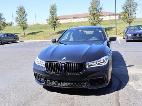 Used 2019 BMW 750i xDrive w/ Executive Package AWD/4WD image 2