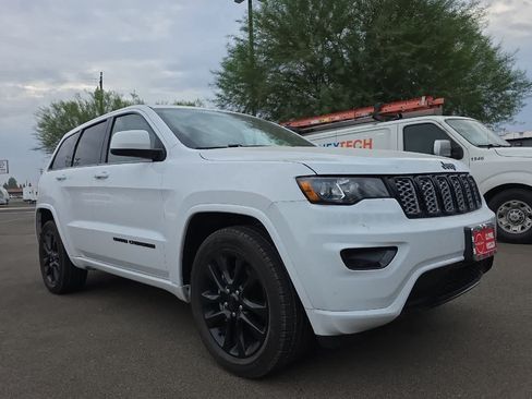 Used 2018 Jeep Grand Cherokee Altitude RWD image 10