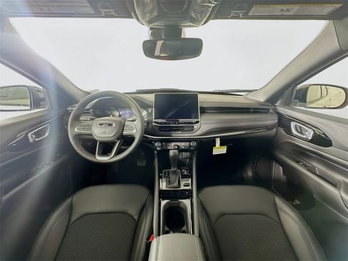 New 2026 Jeep Compass Latitude image 9