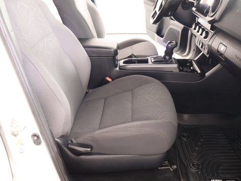 Used 2018 Toyota Tacoma TRD Off-Road AWD/4WD image 13