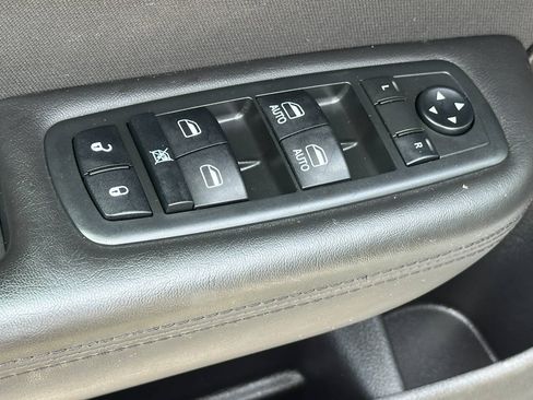 Used 2016 Chrysler 200 Limited FWD image 10