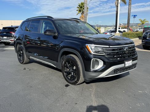 Used 2025 Volkswagen Atlas Peak Edition SE image 2