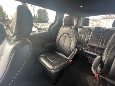 Used 2025 Chrysler Pacifica Select image 36