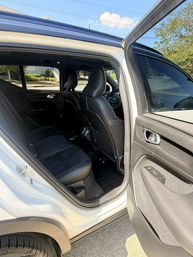 Used 2022 Volvo XC40 T5 R-Design w/ Advanced Package AWD/4WD image 15