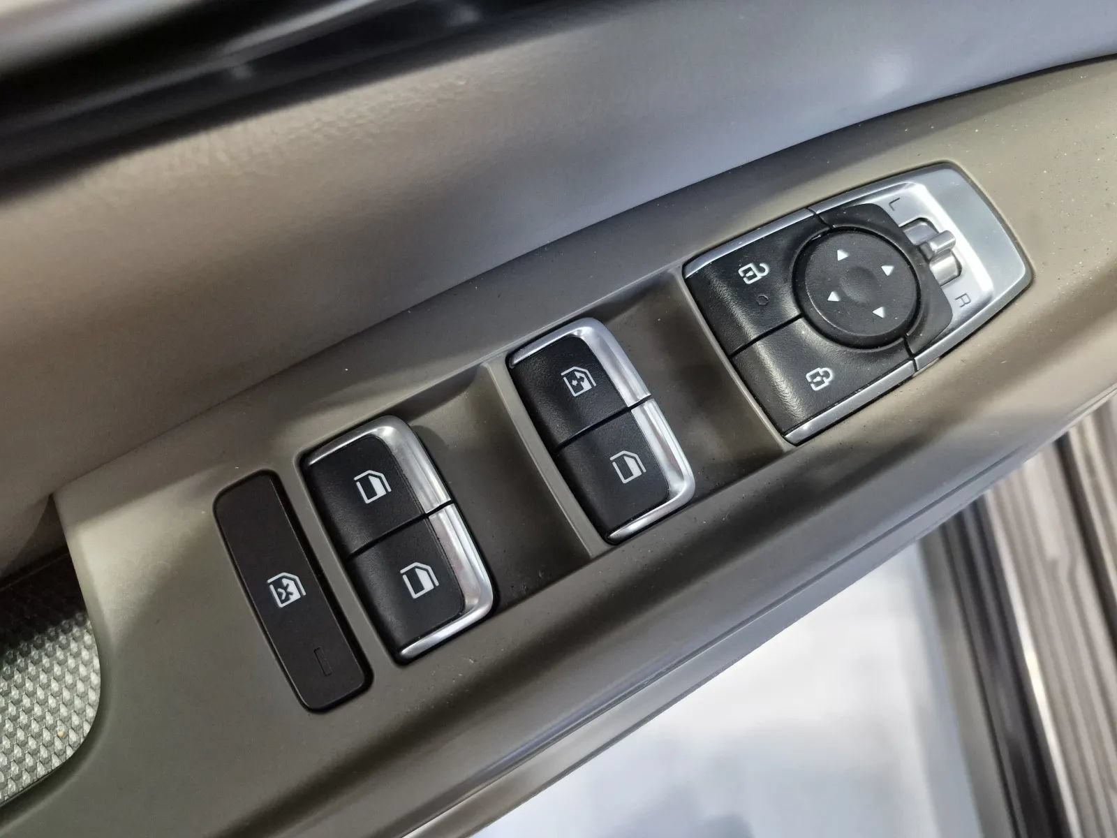 Used 2025 Kia Carnival FWD image 23