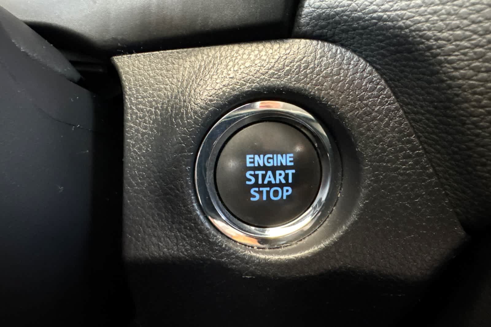 Used 2022 Toyota RAV4 XLE AWD/4WD image 23