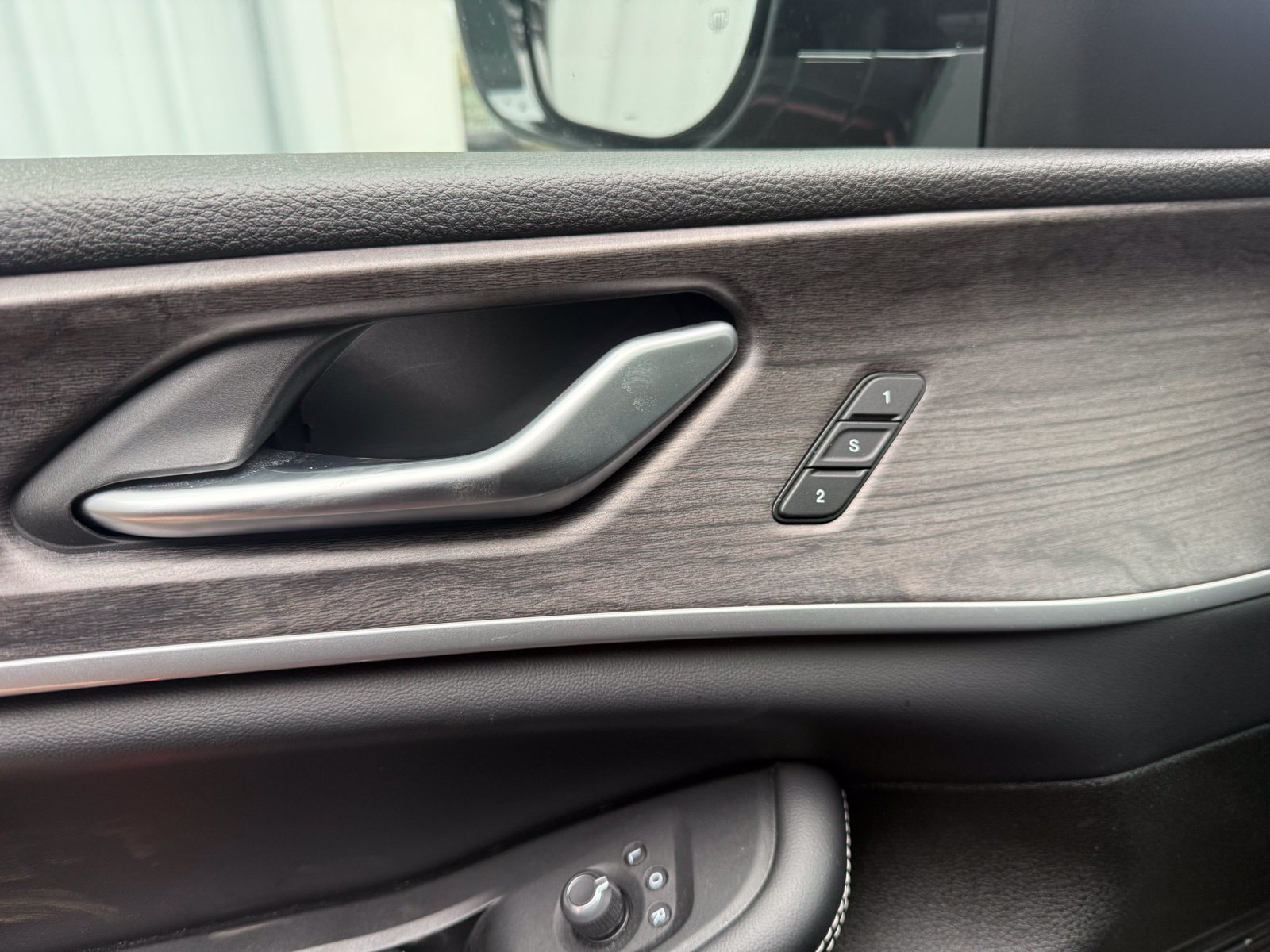 Used 2024 Jeep Grand Cherokee Limited AWD/4WD image 19