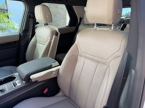 Used 2019 Land Rover Discovery SE image 23