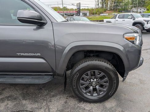 Certified 2022 Toyota Tacoma SR5 AWD/4WD image 10