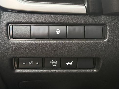 Used 2025 Nissan Rogue SV AWD/4WD image 23
