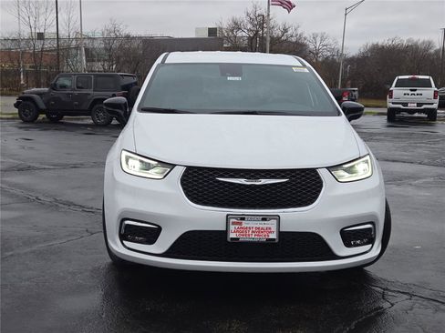 New 2026 Chrysler Pacifica Select image 4