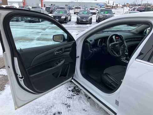 Used 2016 Chevrolet Malibu LT image 9