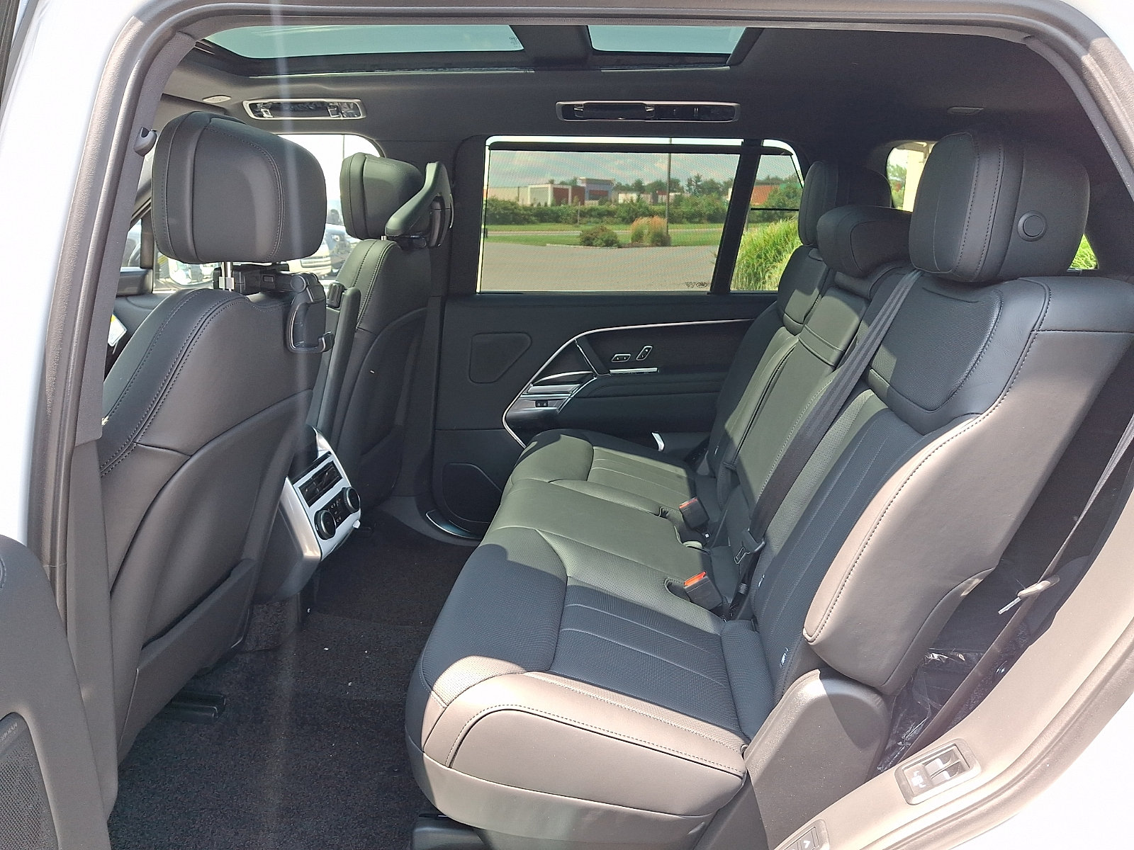 New 2026 Land Rover Range Rover Long Wheelbase SE AWD/4WD image 7