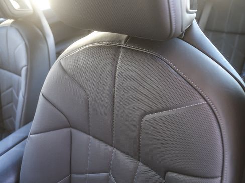 Used 2025 BMW 750e xDrive w/ Premium Package image 20