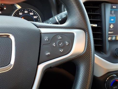 Used 2023 GMC Acadia SLE image 17