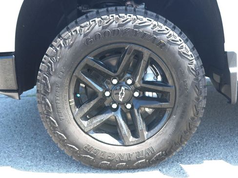New 2026 Chevrolet Silverado 1500 Custom Trail Boss w/ LPO, Dark Essentials Package AWD/4WD image 10
