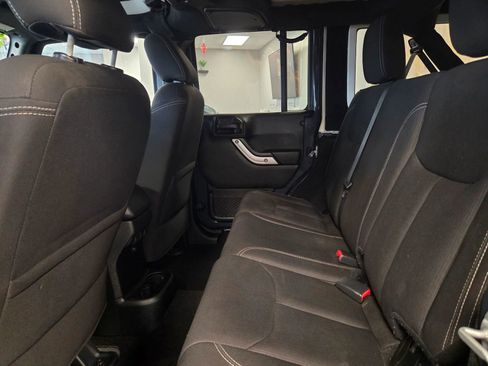 Used 2017 Jeep Wrangler Unlimited Sahara w/ Connectivity Group image 32