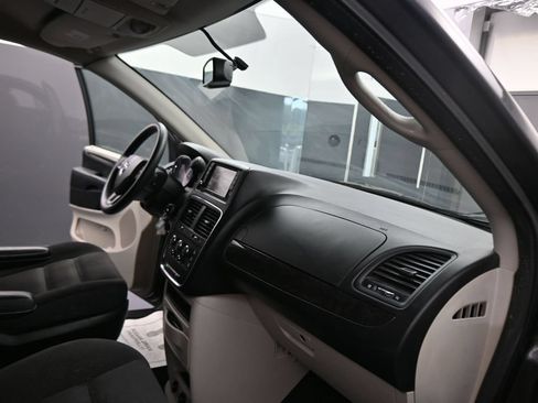 Used 2018 Dodge Grand Caravan SE w/ UConnect Hands-Free Group FWD image 45
