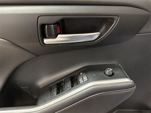 Used 2024 Toyota Highlander XLE image 21