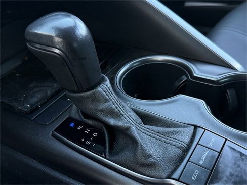 Used 2022 Toyota Camry SE image 19