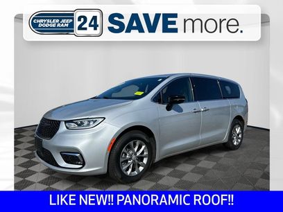 Used 2026 Chrysler Pacifica Select