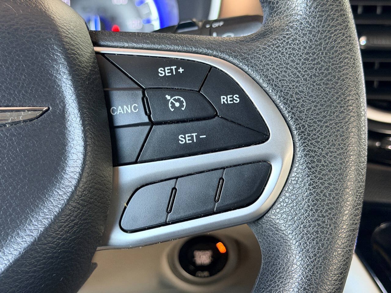 Used 2017 Chrysler Pacifica Touring FWD image 37
