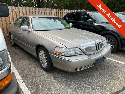 Used 2003 Lincoln Town Car Executive RWD image 1