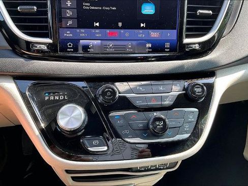 Used 2023 Chrysler Pacifica Touring-L FWD image 31