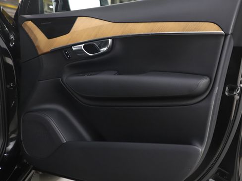 Used 2022 Volvo XC90 T6 Momentum w/ Advanced Package image 9