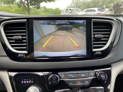 Used 2024 Chrysler Pacifica Touring-L FWD image 20