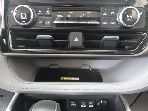 Used 2023 Toyota Highlander XLE AWD/4WD image 19