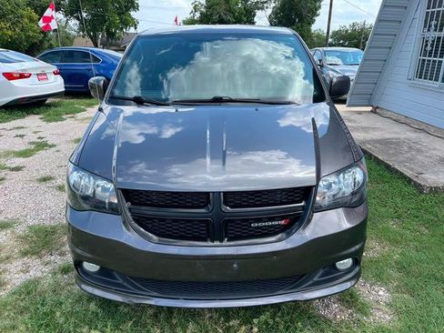 Used 2017 Dodge Grand Caravan SXT w/ Blacktop Package FWD image 2