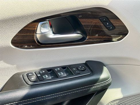 Used 2021 Chrysler Pacifica Limited image 19
