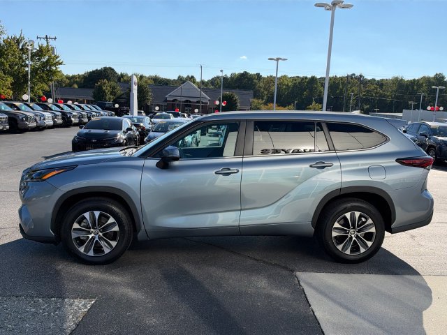 Used 2024 Toyota Highlander XLE FWD image 7