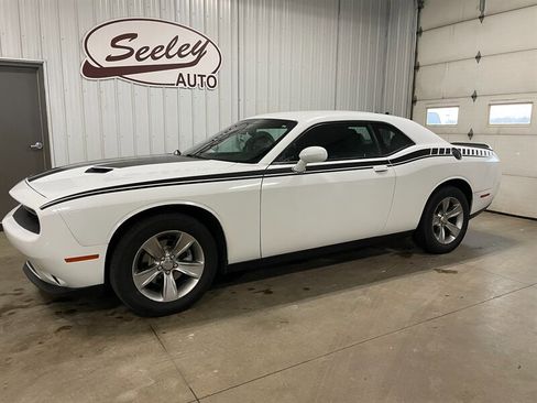 Used 2020 Dodge Challenger SXT image 2