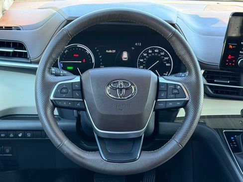 Used 2023 Toyota Sienna Platinum AWD/4WD image 8