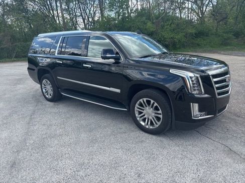 Used 2020 Cadillac Escalade ESV 4WD image 2