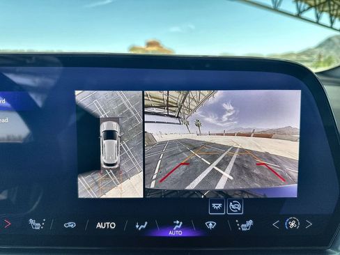 Used 2025 Chevrolet Equinox EV LT w/ Convenience Package image 7