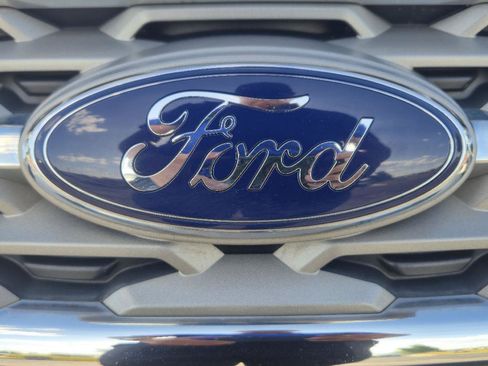 Used 2018 Ford Explorer XLT w/ Equipment Group 202A FWD image 9