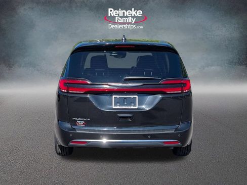 Used 2023 Chrysler Pacifica Touring-L FWD image 6
