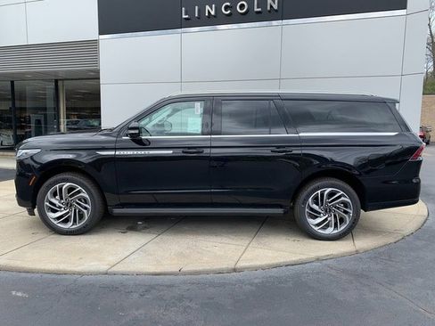 New 2026 Lincoln Navigator L Premier AWD/4WD image 9