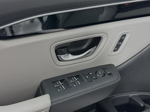 Certified 2025 Honda Pilot Touring image 17