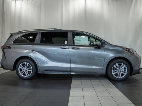 New 2026 Toyota Sienna XLE FWD image 3