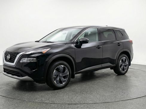 Used 2025 Nissan Rogue SV image 3