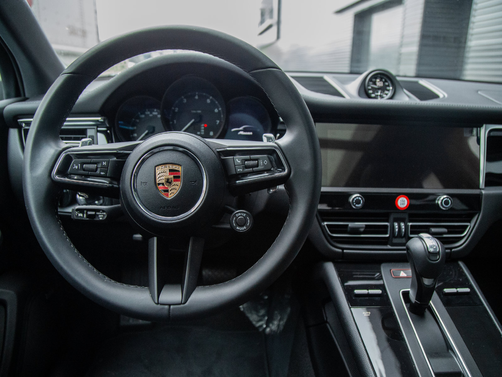 Certified 2024 Porsche Macan AWD/4WD image 16