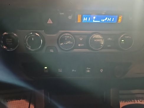 Used 2017 Toyota Tacoma TRD Sport image 9